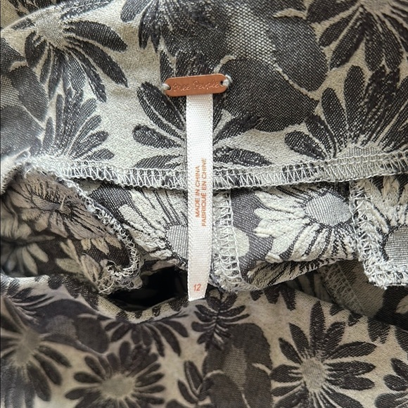 Free People Black and Gray Cropped Floral Pants - Picture 3 of 3